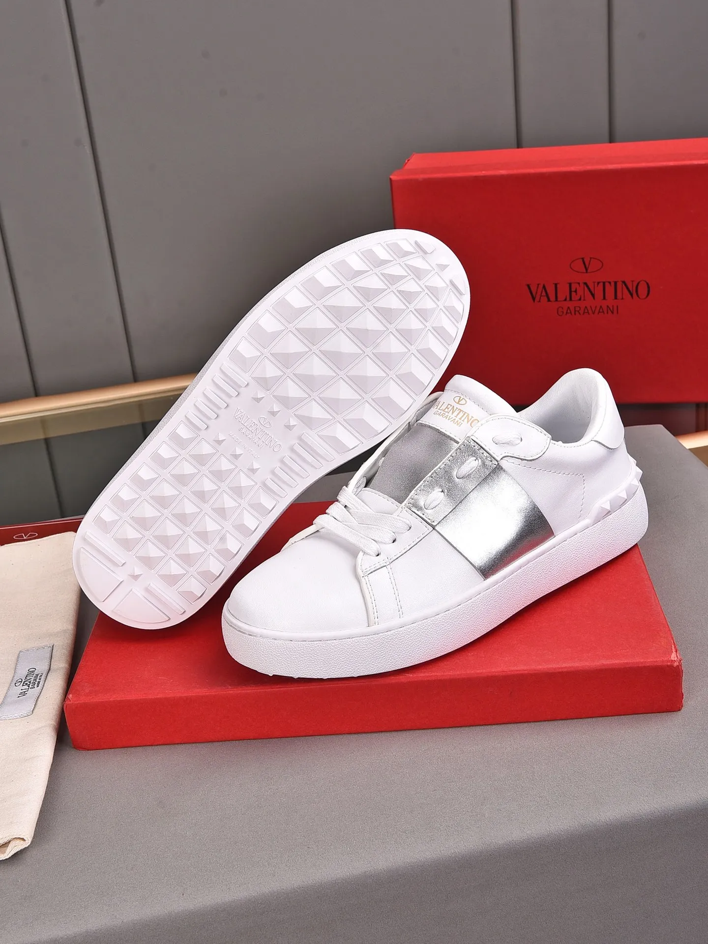 Men's shoes 440💰 (men and women couples) Valentino classic color matching series casual shoes. Made with heavy craftsmanship, good products pay attention to every detail. A must-have trendy item that can be worn all year round, it has been worn by many celebrities and Internet celebrities~~Imported cowhide surface, unique design concept, sheepskin lining, counter quality. Women’s clothing 35-40. Men’s clothing 39-44, 45-46 (returns and exchanges are not supported for custom-made items)